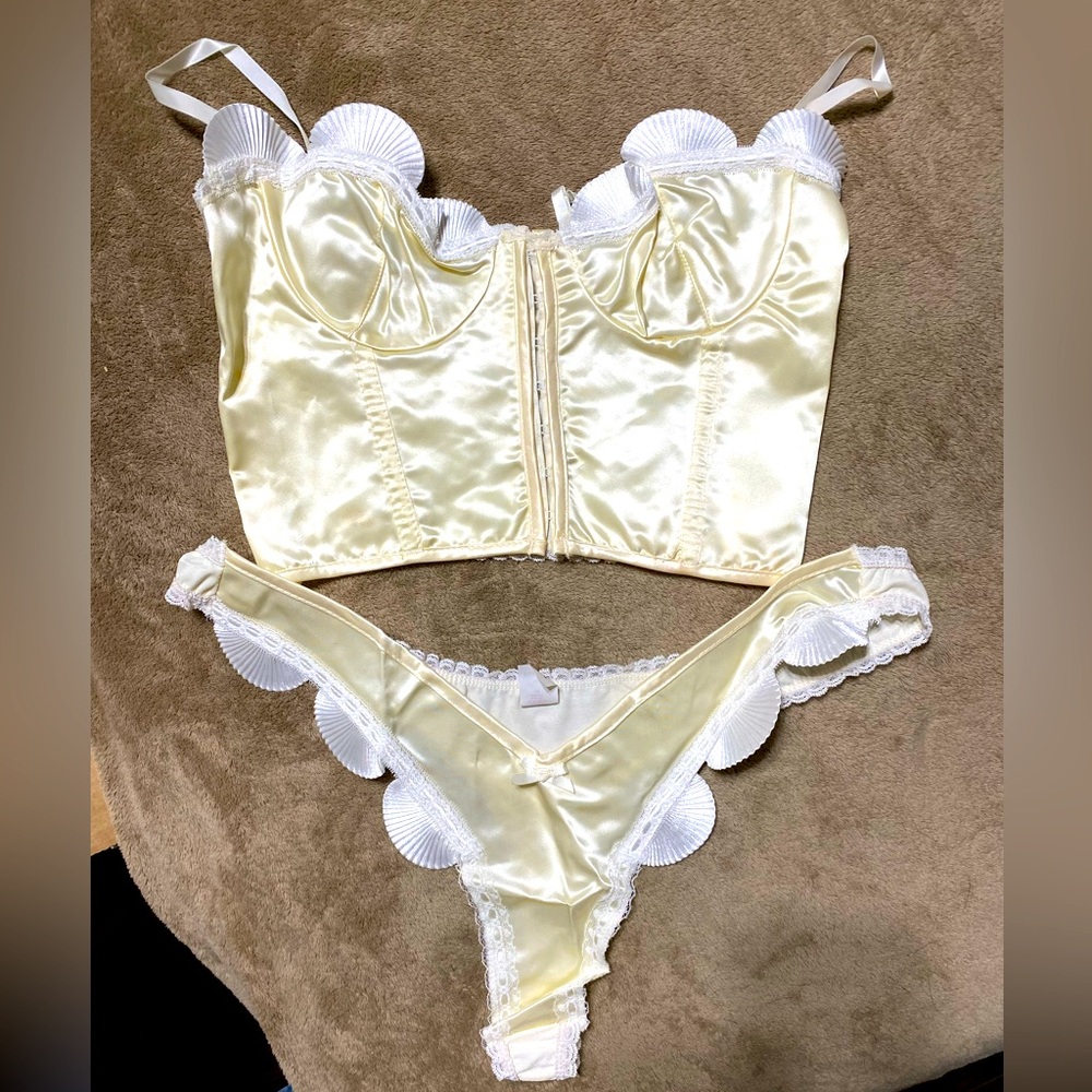 Fredricks of Hollywood size 36 top and matching bottoms. New but no tags.